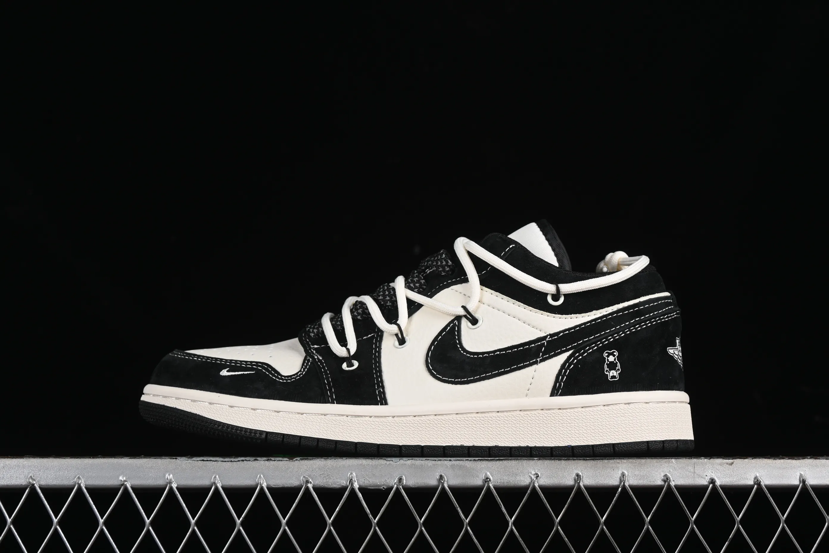All categories Air Jordan Jordan series basketball shoes Air Jordan 1 Low High-end customized low-top sneakers Air Jordan 1 Low AJ1 Joe 1 Violent Bear joint-beige mark line High-end customized low-top retro basketball shoes SJ9950-013